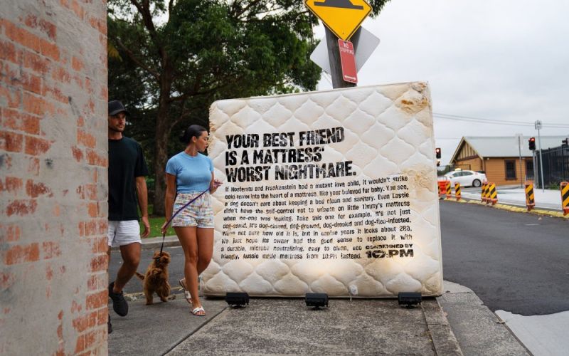 Australská značka matrací proměnila postele v billboardy
