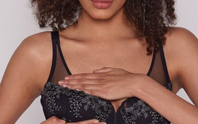 Značka spodního prádla podporuje prevenci rakoviny pomocí „správně“ vyfocených podprsenek