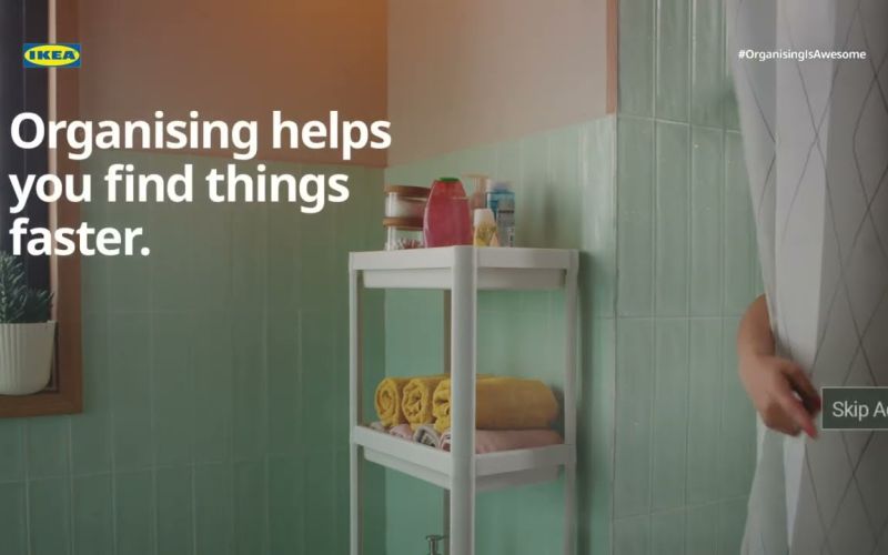 Ikea propaguje v Indii praktický nábytek pomocí samoskipující se reklamy 