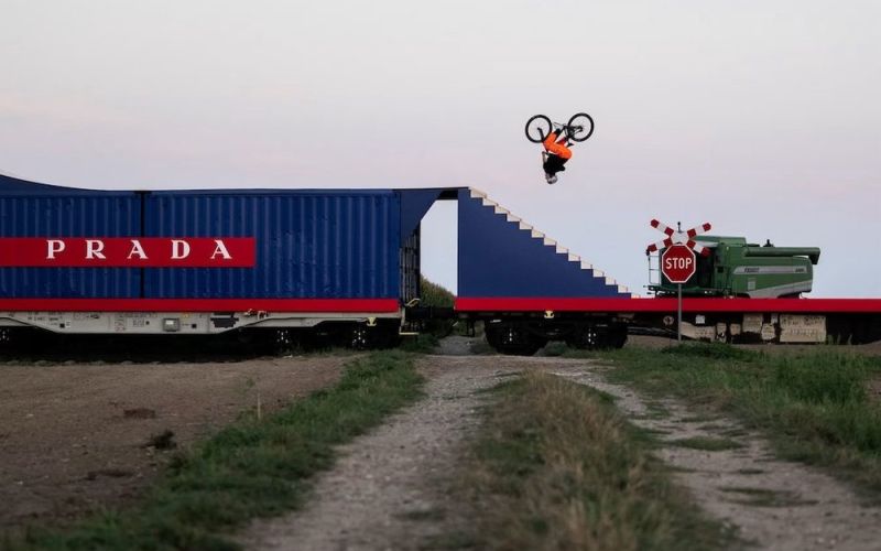 Red Bull se spojil se značkou Prada a poprvé na světě provedl unikátní kaskadérský kousek na BMX