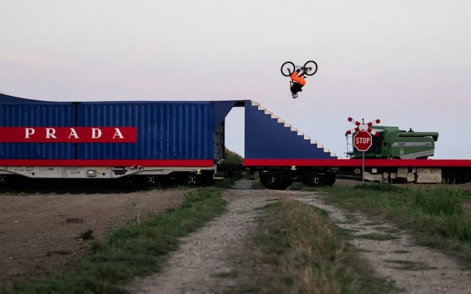 Red Bull se spojil se značkou Prada a poprvé na světě provedl unikátní kaskadérský kousek na BMX