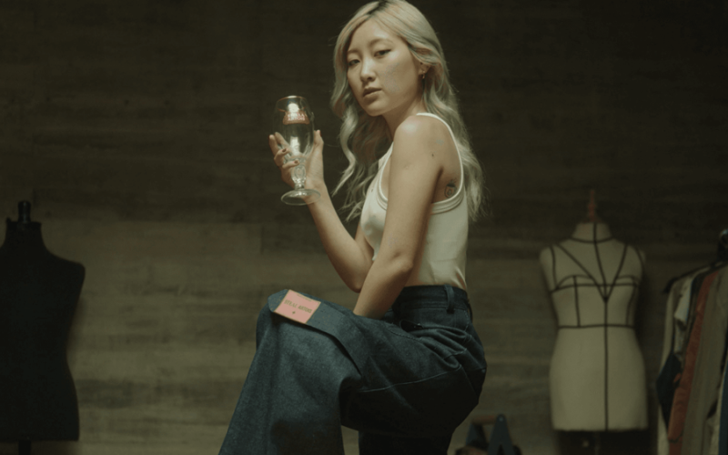 Stella Artois navrhla oblečení, které usnadní hostům krást sklenice z hospod