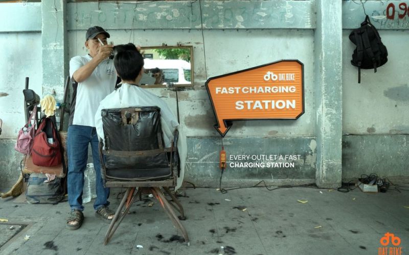 Značka elektromotorek umístila reklamy na obyčejné zásuvky