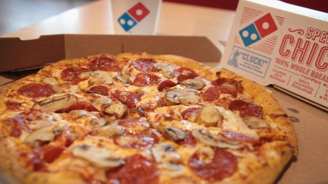Domino's. Je-li splněna podmínka, objednej Domino's