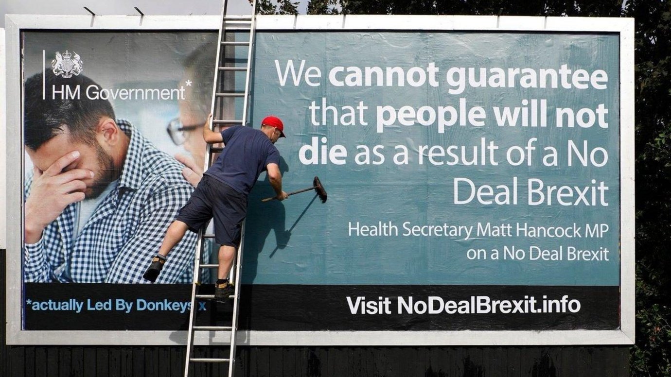 Jak Led By Donkeys zkombinovali sílu Twitteru a billboardů a doběhli politiky