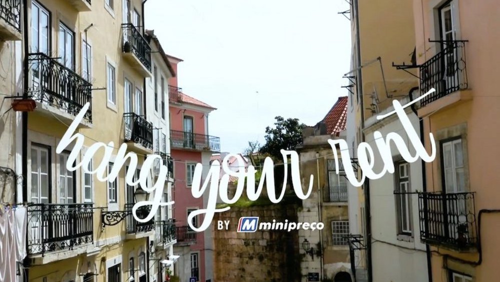 Supermarket platí místním za reklamy na prádelních šňůrách