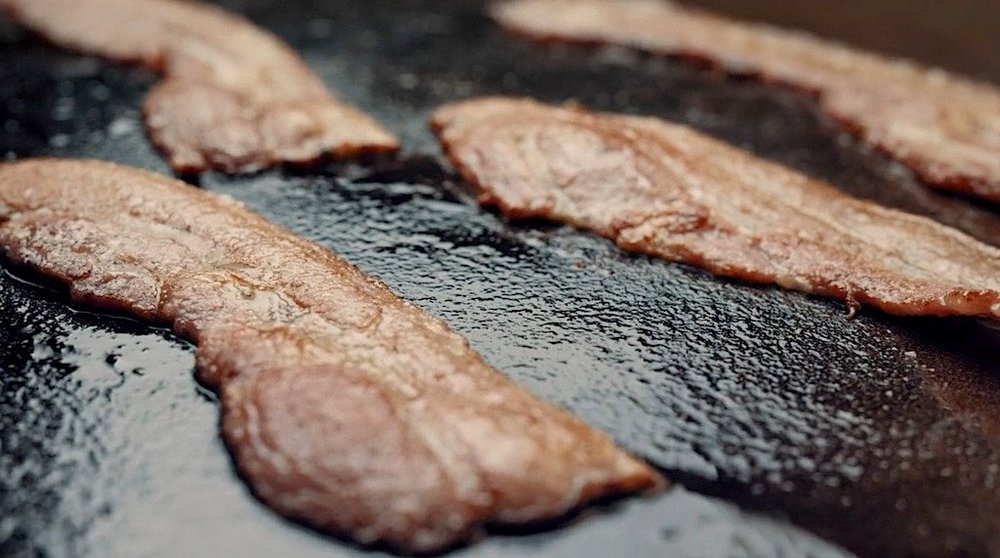 Prodejce masa servíruje slaninový pre-roll v B2B kampani