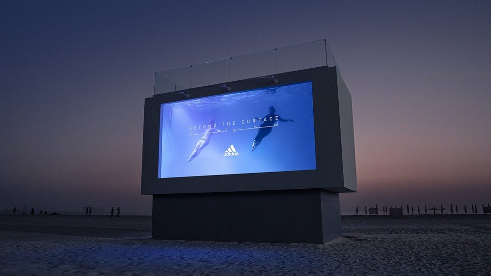 Adidas SAE propagoval kolekci plavek „plovacím billboardem“