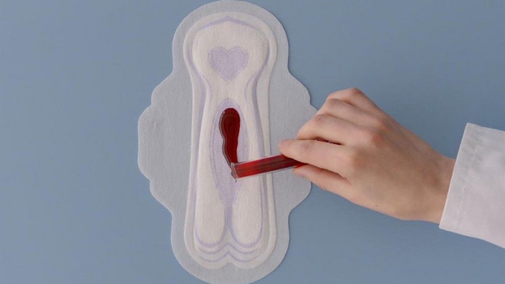 Proč reklamy na menstruační pomůcky riskují autentičnost ve prospěch stereotypu