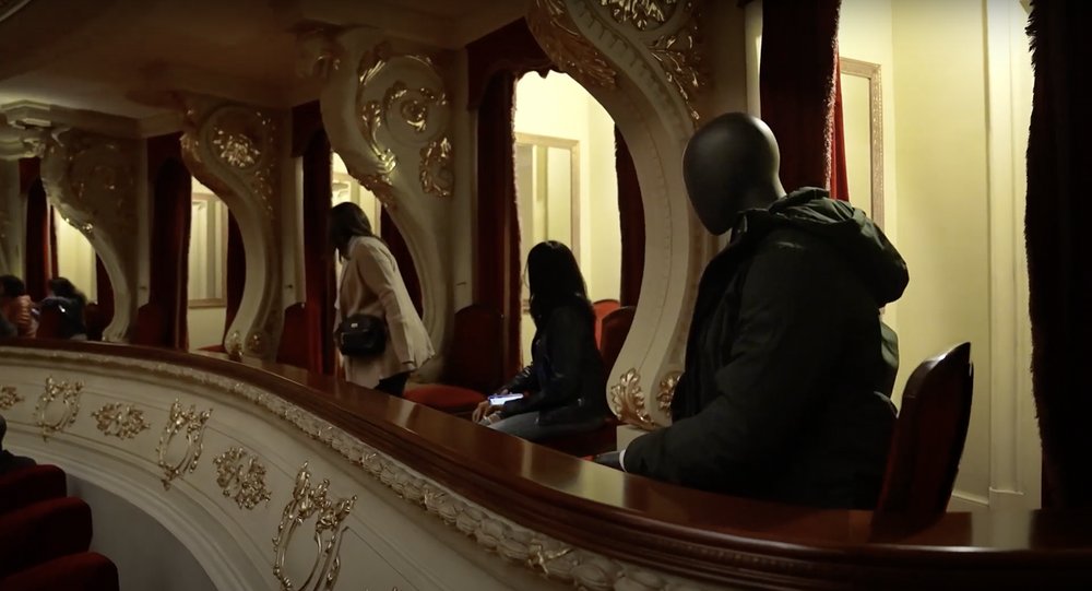 Obchodní dům podporuje strádající divadla „diváckými manekýnami“